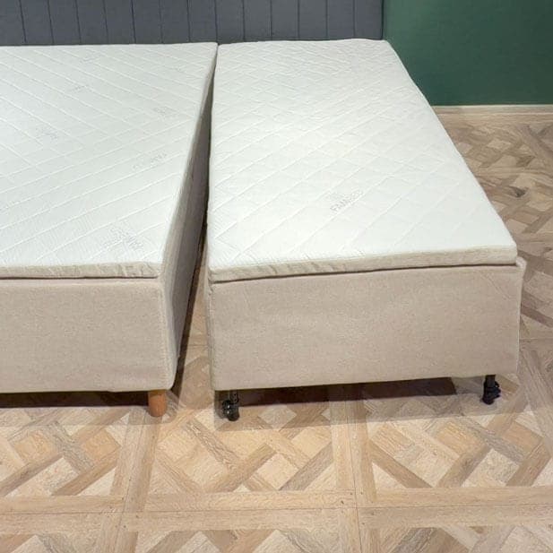 Erweiterungsbett auf Rollen, das so an das Bett herangerollt ist, dass beide Schlafflächen bündig abschliessen