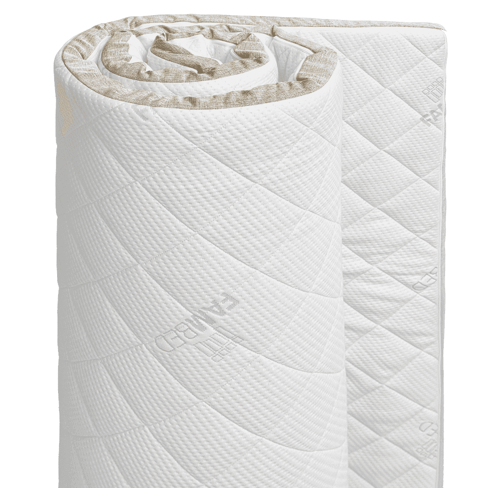 Zusammengerollter FAMBED Topper mit gestepptem weissem Bezug und beigefarbenem Einfassband