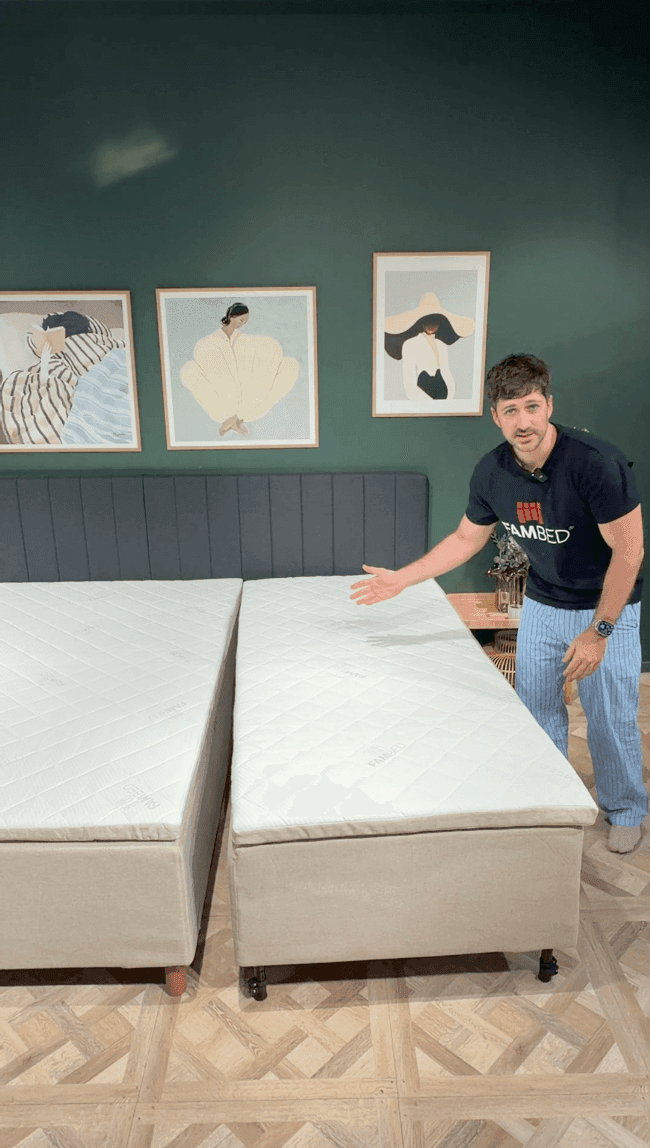 Zwei FamBed Boxmatratzen mit weissen Matratzen, zusammengeschoben zu einer durchgehenden Schlaffläche.