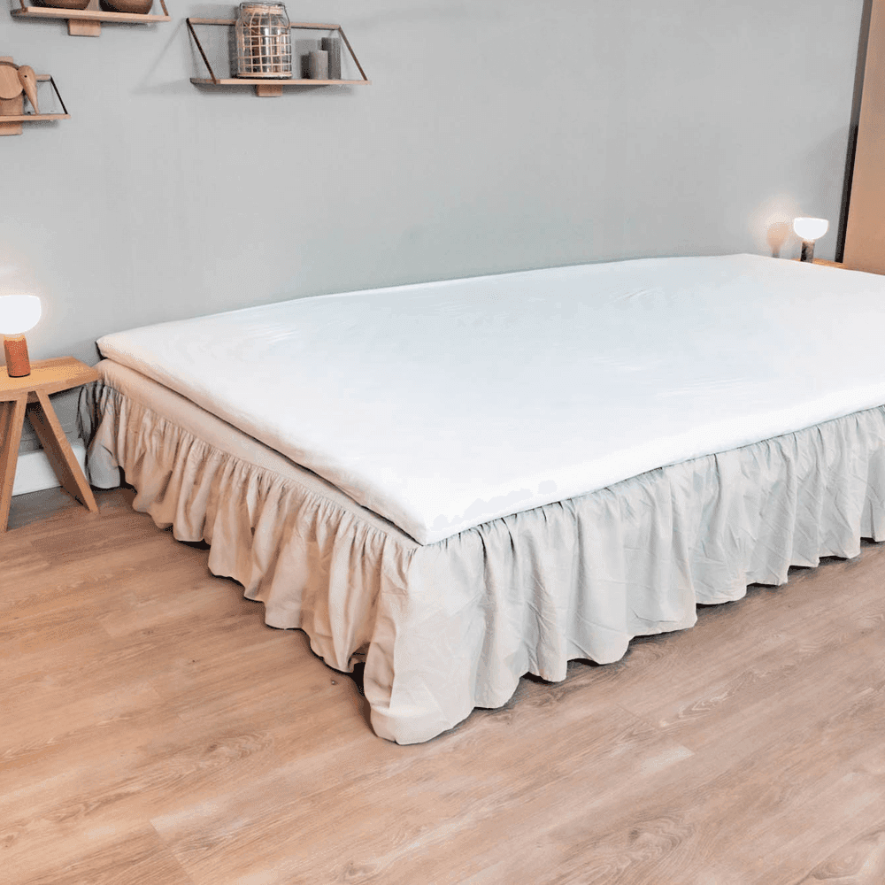 Geraffter massgefertigter FamBed Bedskirt, der den Bettunterbau bis zum Boden verdeckt