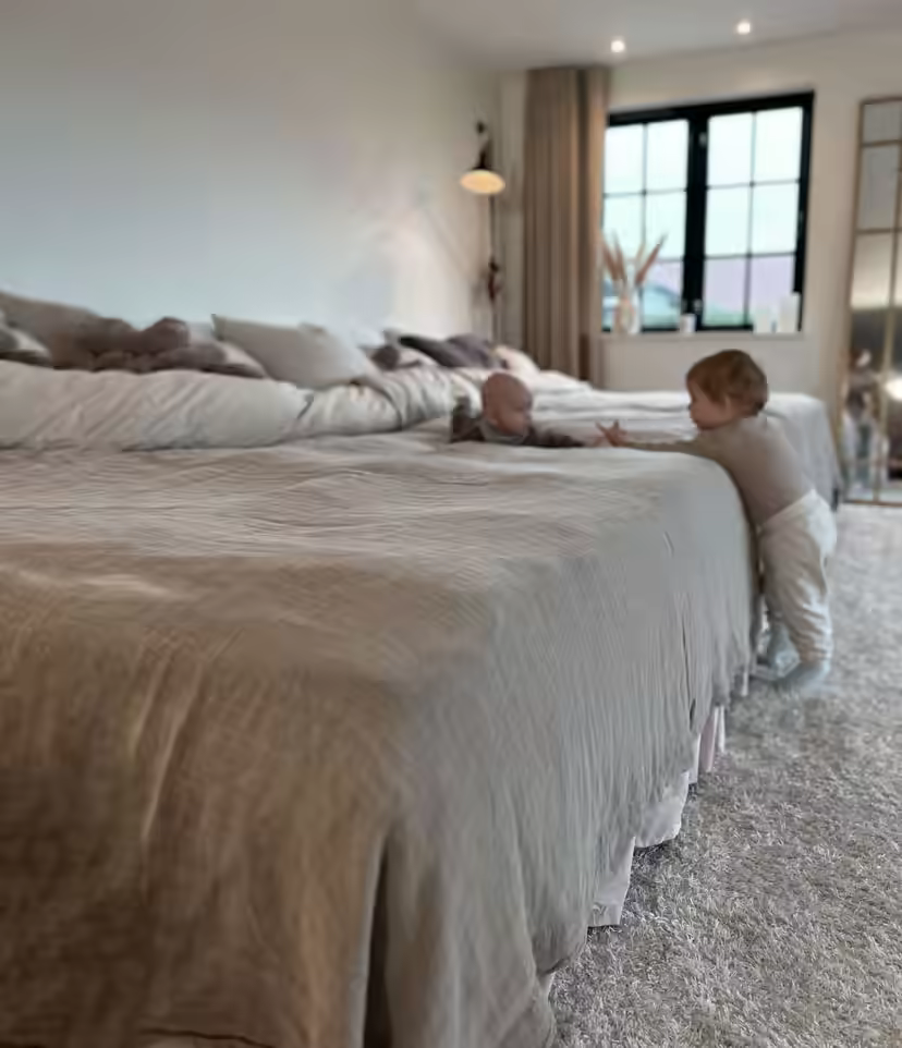 Familie beim gemeinsamen Schlafen in einem 360 cm breiten FamBed Familienbett