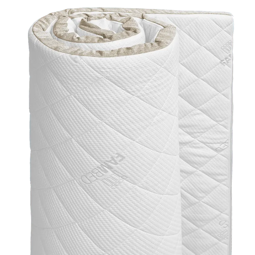 Zusammengerollter FAMBED Topper mit gestepptem weissem Bezug und beigefarbenem Einfassband